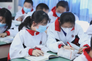 英语对于中国学生来说花费太多时间，主科地位可能得不到保障。 教育部回应缩略图